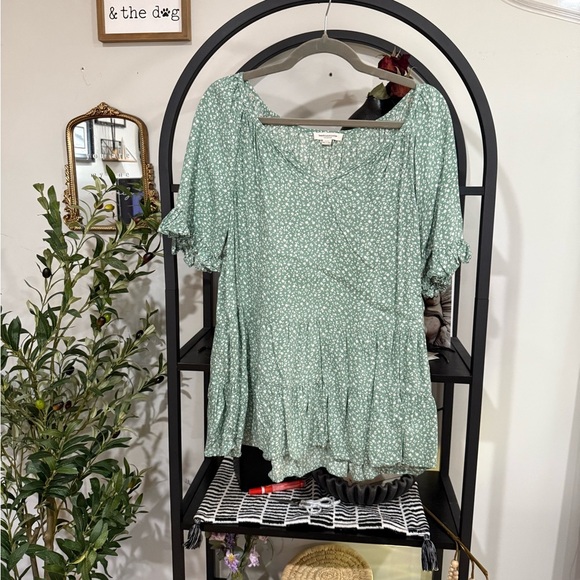 beachlunchlounge Tops - Beachlunchlounge Green Floral Blouse size medium